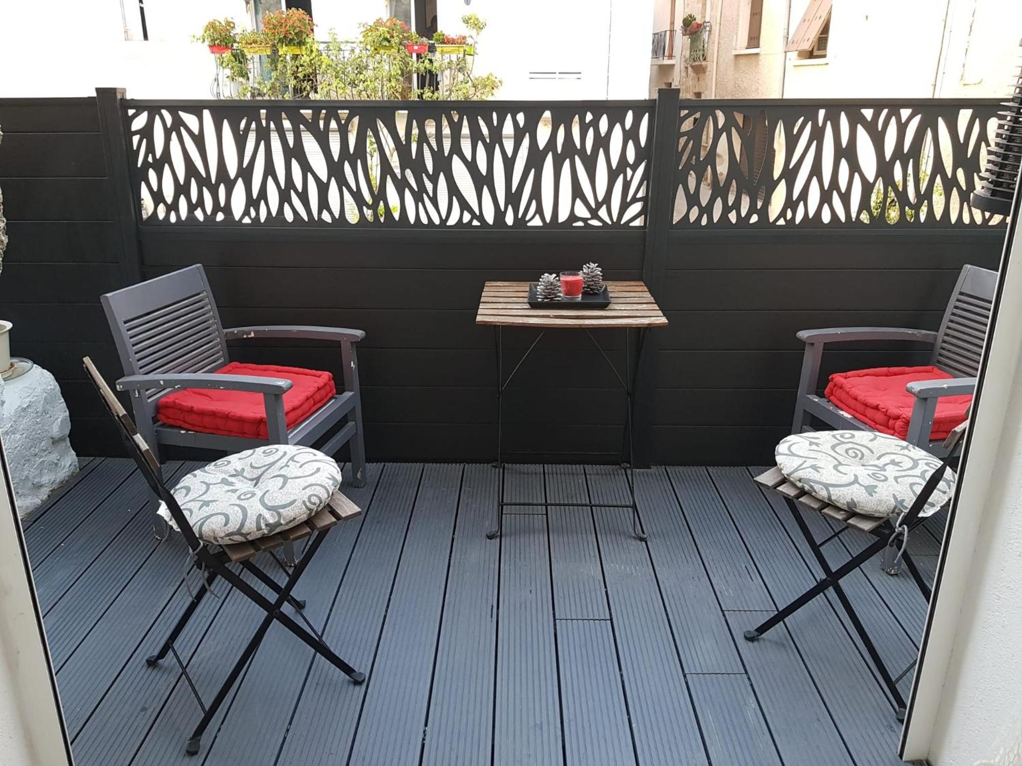 Spacious Town House With Balcony มงตาญัค ภายนอก รูปภาพ