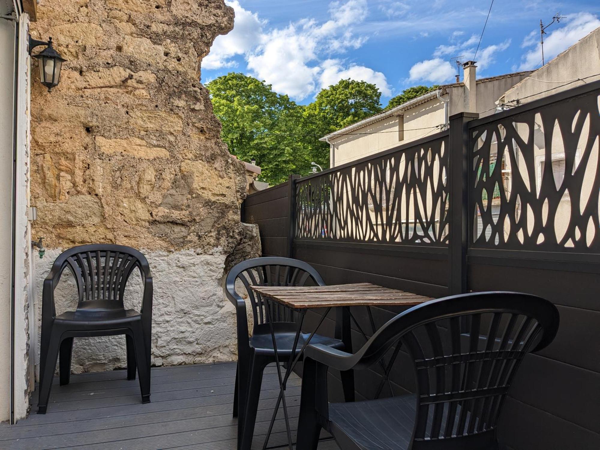 Spacious Town House With Balcony มงตาญัค ภายนอก รูปภาพ