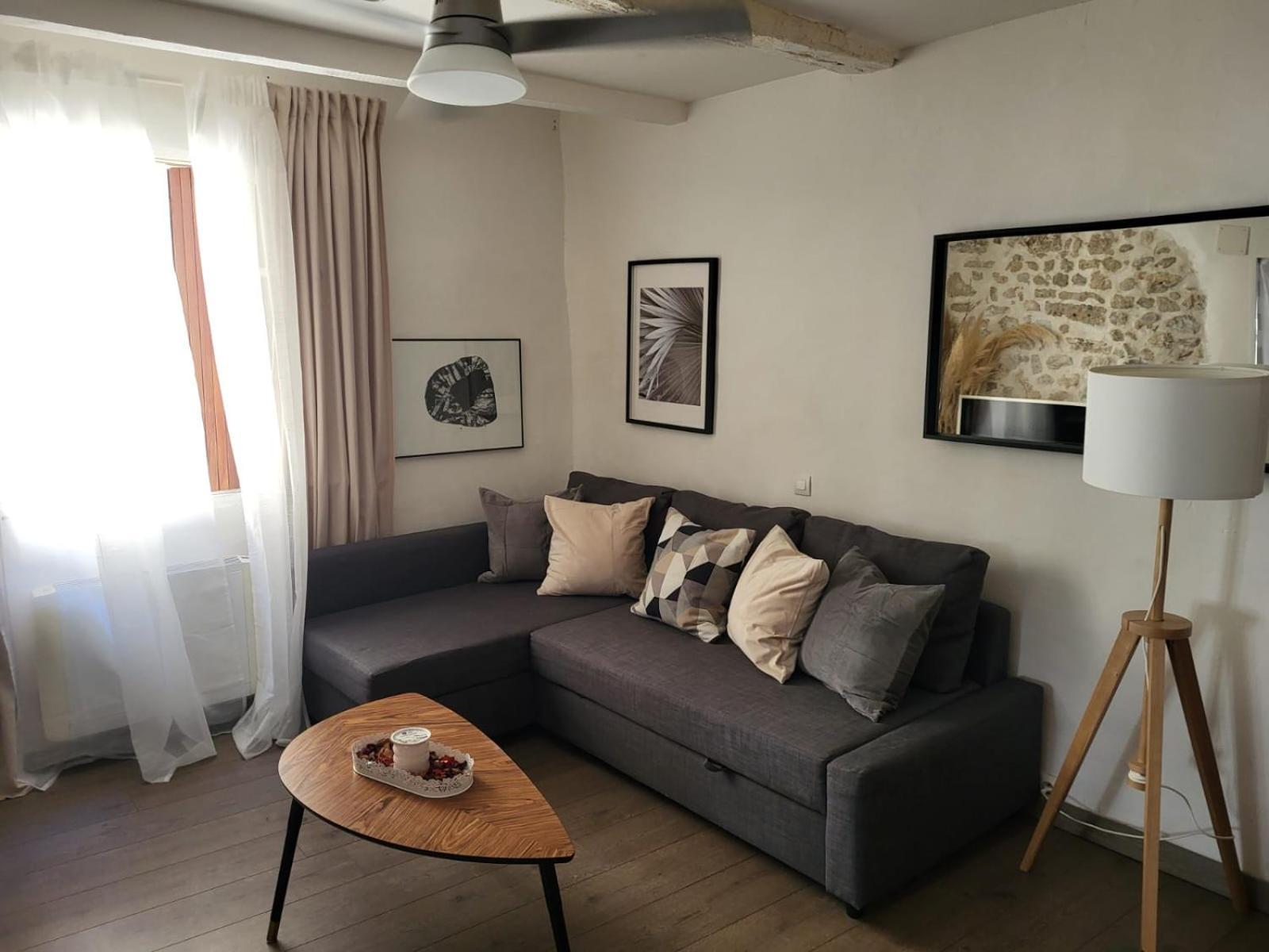 Spacious Town House With Balcony มงตาญัค ภายนอก รูปภาพ
